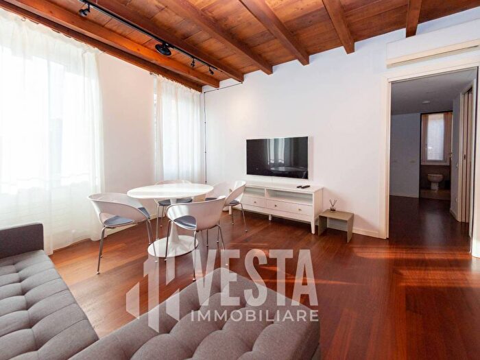 Appartamento trilocale in affitto in Via Raffaele De Gradi, Centro Storico, Monza