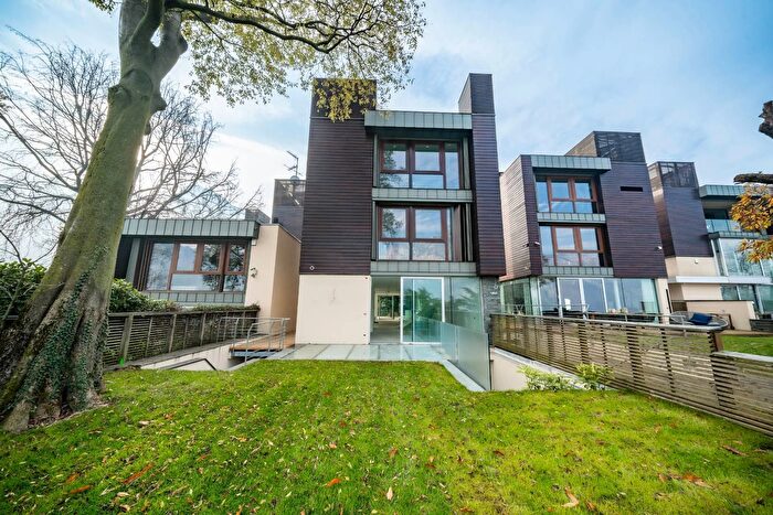 Casa con 7 locali in vendita in Viale Penati, Malgrate