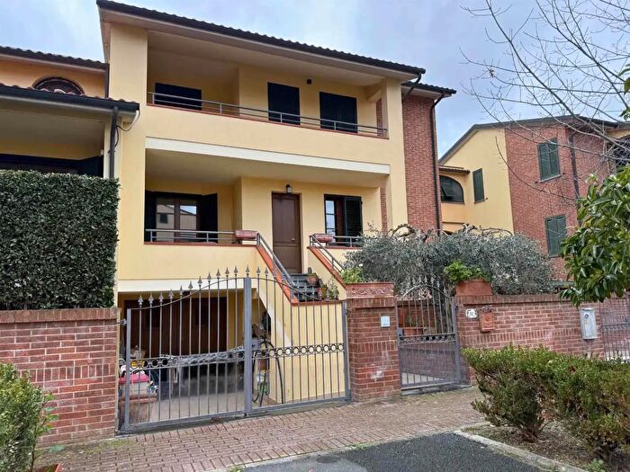 Casa con 7 locali in vendita in Cecina