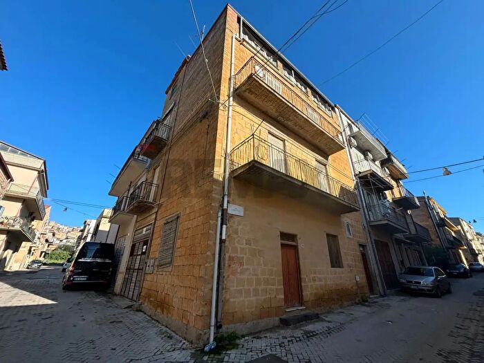 Casa con 10 locali in vendita in Via Fabio Filzi, Pietraperzia