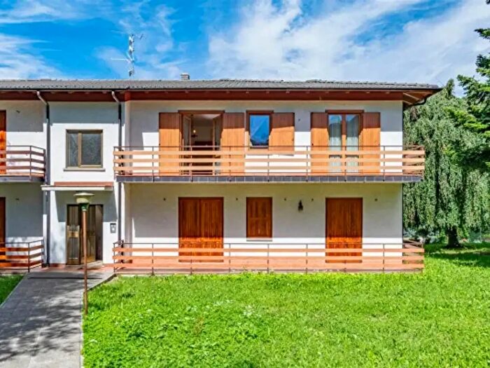 Appartamento trilocale in vendita in Via Resegone, Fuipiano Valle Imagna