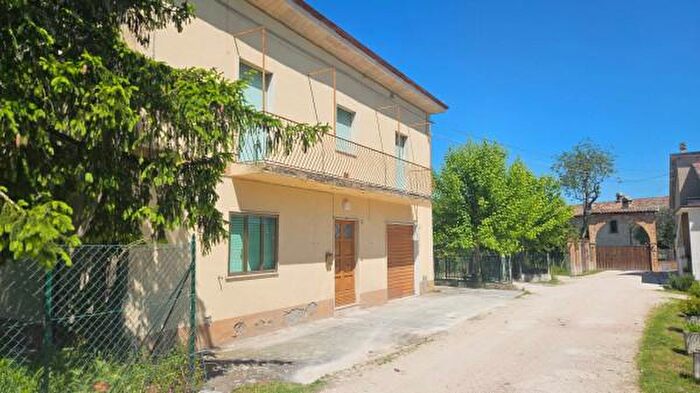 Casa con 6 locali in vendita in Viale Dante, Pergola