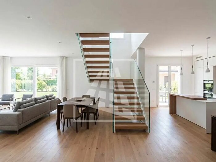 Casa con 6 locali in vendita in Via II Giugno, Albinea