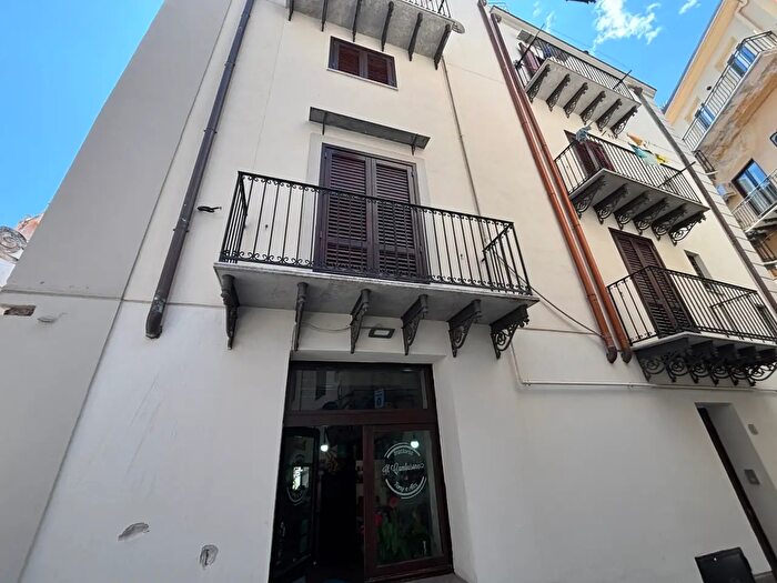 Appartamento quadrilocale in affitto in Via Coltellieri, Palermo