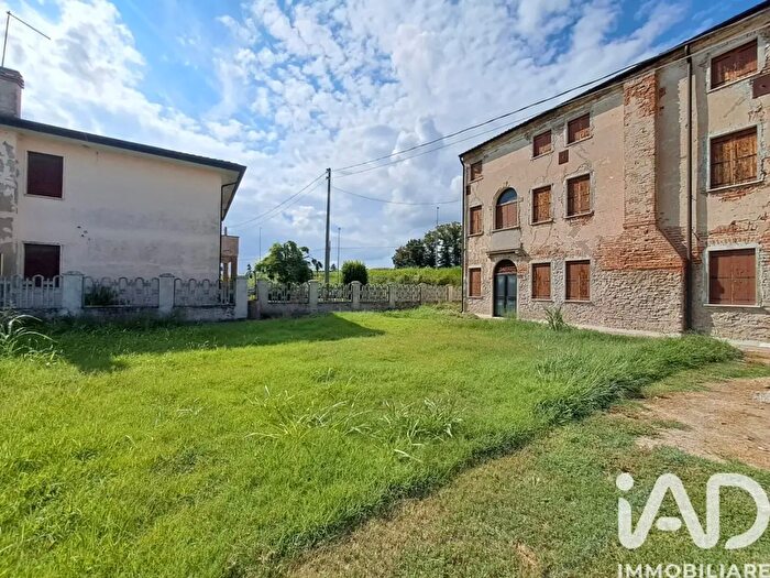 Casa con 12 locali in vendita in Via Roma, Vescovana