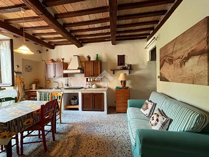 Appartamento quadrilocale in vendita in Via IV Novembre, Cantiano