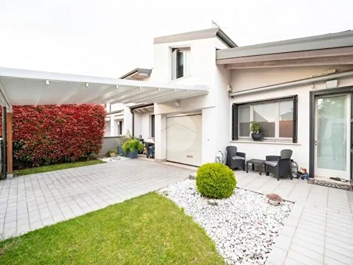 Casa quadrilocale in vendita in Via Emilio Segre, Curtatone