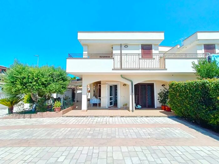 Casa quadrilocale in vendita in Via Rumenia, Pomezia