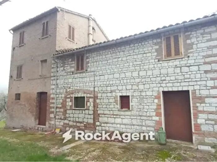 Casa con 6 locali in vendita in Arcevia