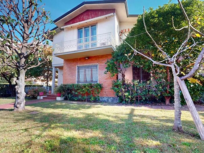 Casa con 12 locali in vendita in Viareggio