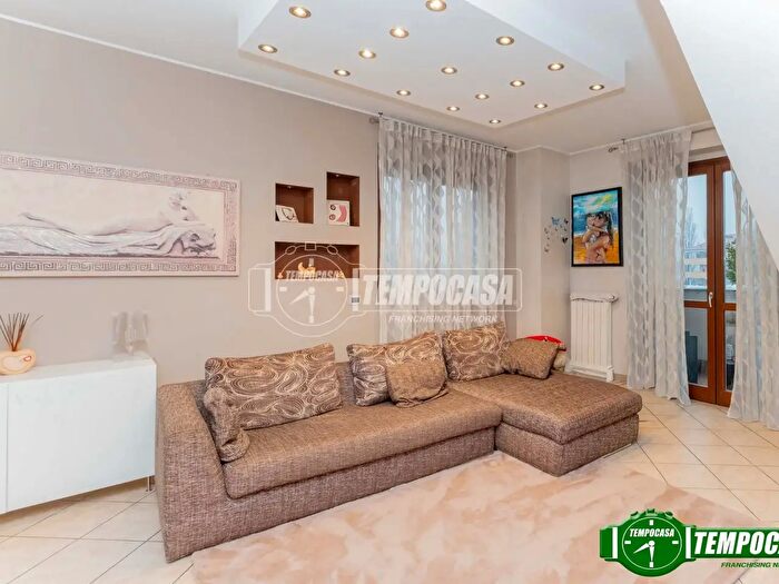 Appartamento trilocale in vendita in Via I Maggio a, Bareggio