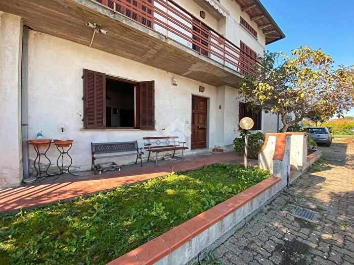 Casa con 5 locali in vendita in Via Statale, Quarrata