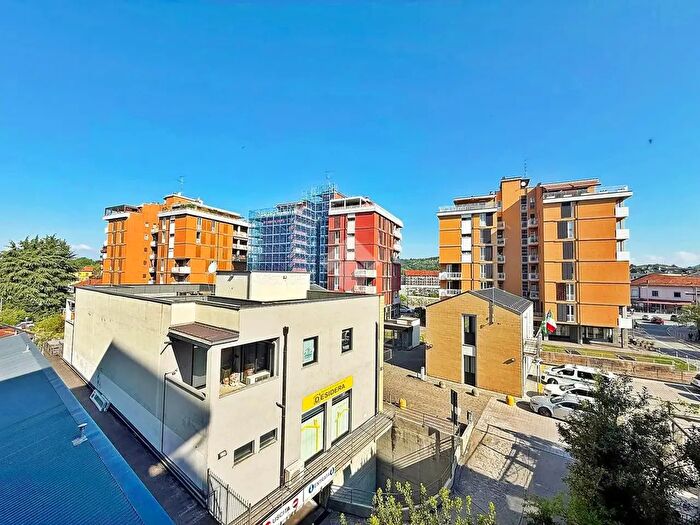 Appartamento trilocale in affitto in Via Vittorio Veneto, Sesto Calende