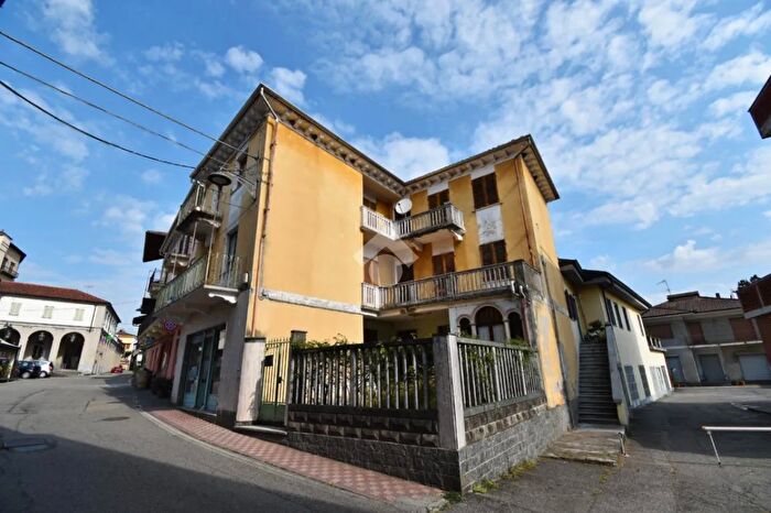 Casa con 10 locali in vendita in Via Roma, Azeglio