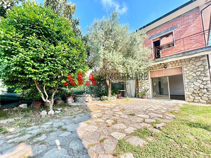 Casa con 6 locali in vendita in Via Val di Nievole, Bientina