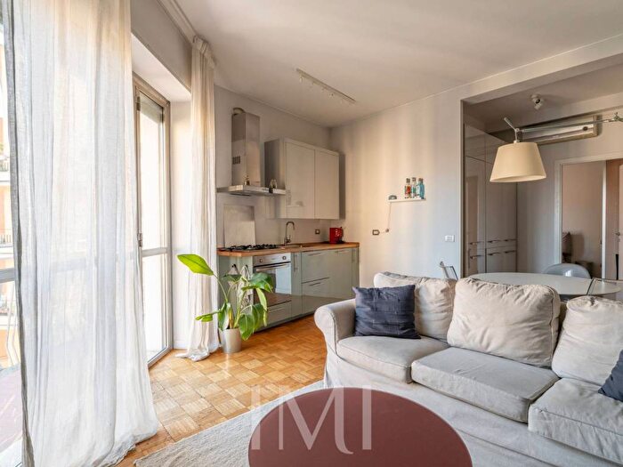 Appartamento trilocale in affitto in Alzaia Naviglio Pavese, Navigli Darsena, Milano