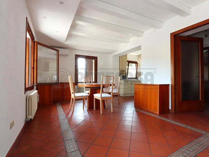 Appartamento con 5 locali in affitto in Longare