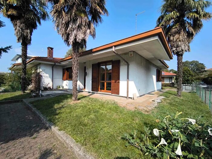 Casa trilocale in vendita in Via Diaz, Cermenate