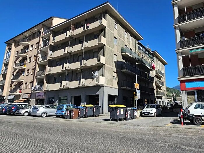 Appartamento trilocale in vendita in Via Giorgio Carrel, Aosta