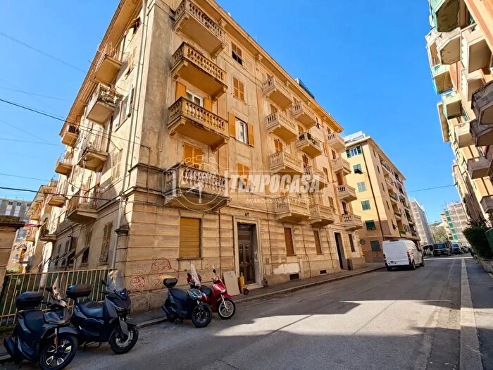 Appartamento trilocale in vendita in Via Fabrizio del Carretto, Genova