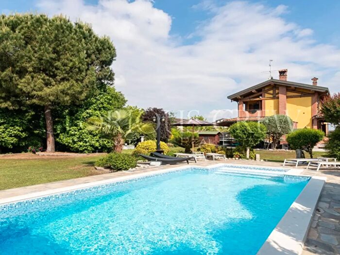 Casa con 7 locali in vendita in Via della Libertà, Borgarello