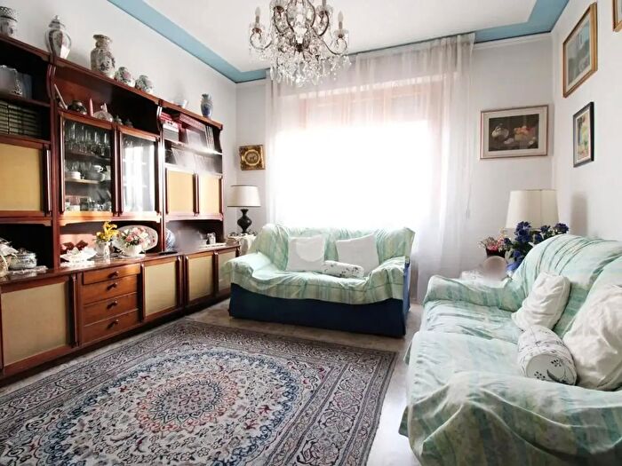 Appartamento con 6 locali in vendita in Via Gustavo Delfini, Prato