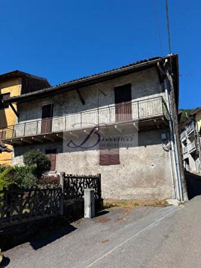 Casa con 6 locali in vendita in Bisuschio