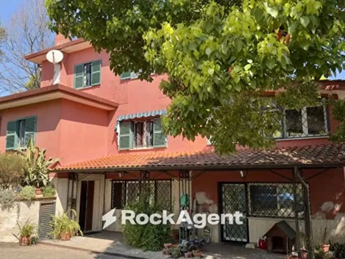 Casa con 6 locali in vendita in Via Colle Scarano, Velletri