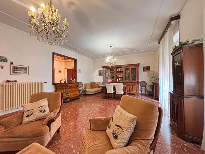 Appartamento con 6 locali in vendita in Zona Cappuccini, Viterbo