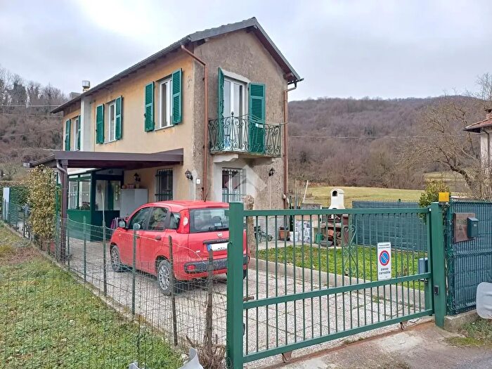 Casa quadrilocale in vendita in Via Natale Gallino, Savignone