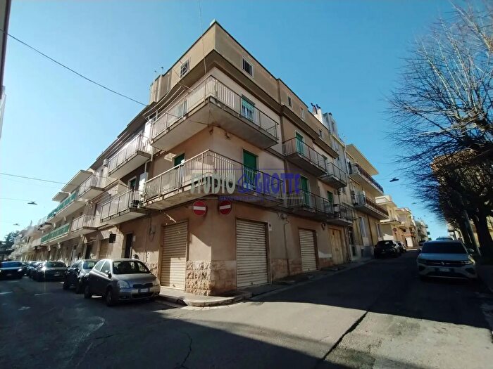Appartamento trilocale in vendita in Via FSco Petrarca, Castellana Grotte