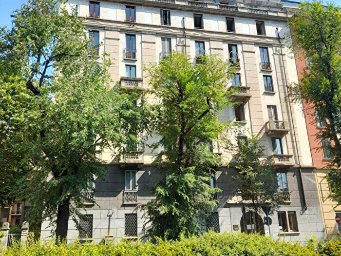 Appartamento trilocale in affitto in Viale Beatrice dEste, Bocconi, Milano