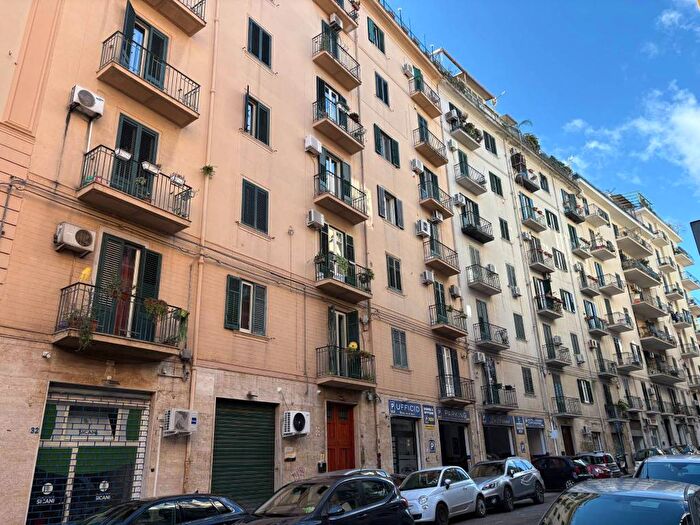 Appartamento bilocale in affitto in Via Giuseppe La Farina, Politeama Ruggiero Settimo, Palermo