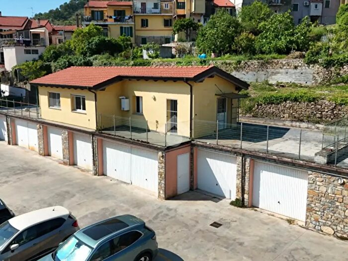 Casa trilocale in vendita in Via Papa Giovanni VIII, Imperia