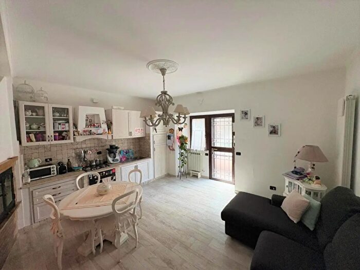 Casa quadrilocale in vendita in Via Umbria, Viterbo