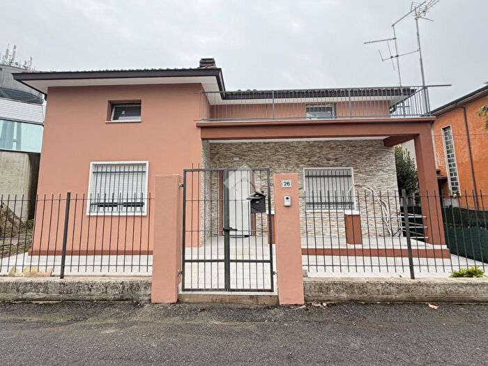 Casa con 5 locali in vendita in Via XXV Aprile, Osio Sopra