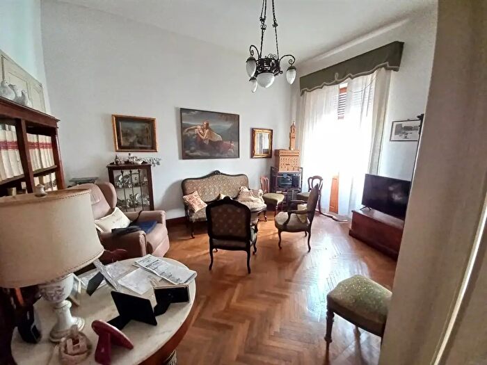 Appartamento con 7 locali in affitto in Via Andrea del Castagno, Firenze