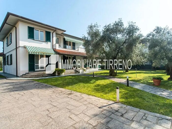 Casa con 8 locali in vendita in Massa