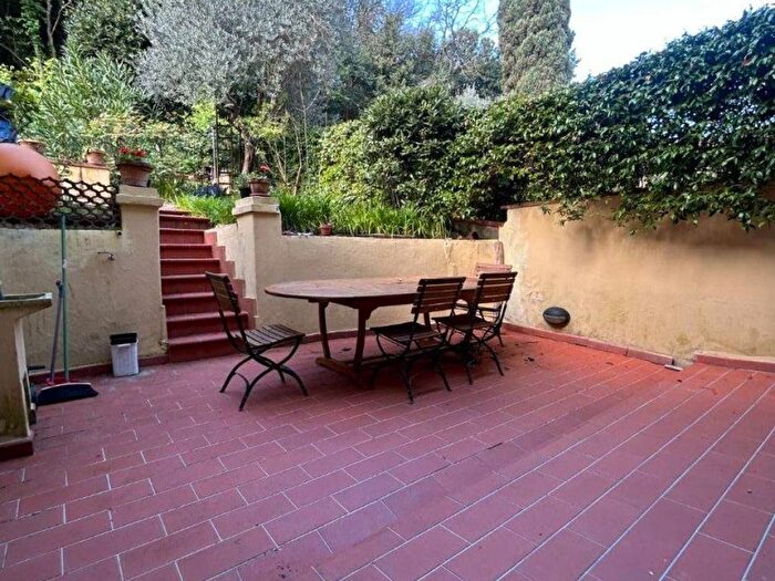 Casa con 6 locali in affitto in Via Domenico Burchiello, Porta Romana, Firenze