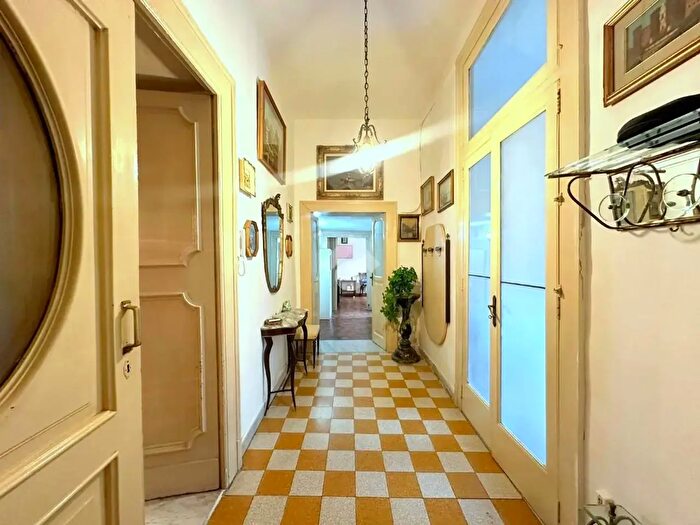 Appartamento con 5 locali in vendita in Via Gennaro Serra, Napoli