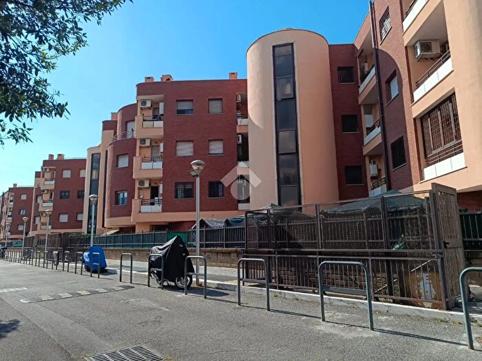 Appartamento trilocale in vendita in Via del Maggiolino, Roma