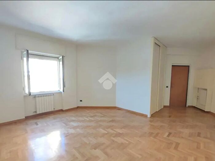 Appartamento trilocale in vendita in Via Emilio Scaglione, Napoli