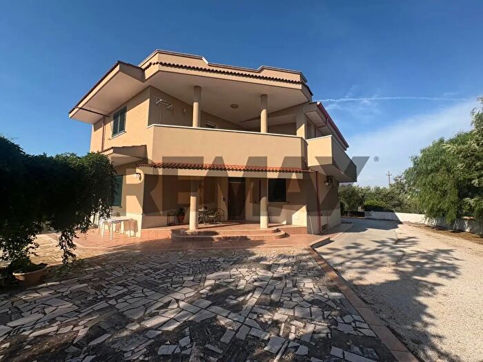 Casa con 9 locali in vendita in San Vito Dei Normanni