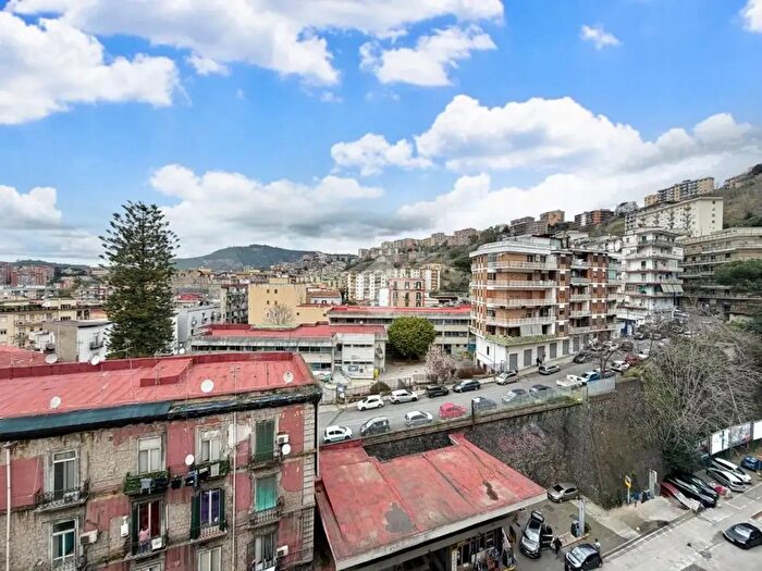 Appartamento trilocale in vendita in Via Caio Duilio, Napoli