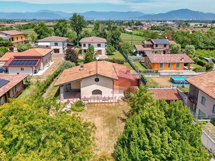 Casa quadrilocale in vendita in Via Castagnari d, Poncarale
