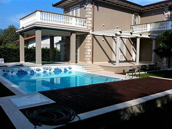 Casa con 6 locali in vendita in Marina di Pietrasanta Pietrasanta Lucca, Pietrasanta