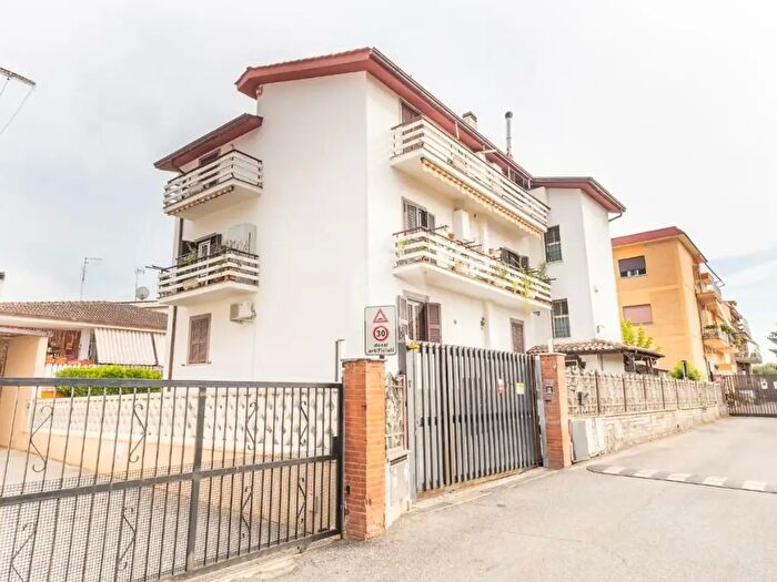 Appartamento quadrilocale in vendita in Via Scerni, Roma