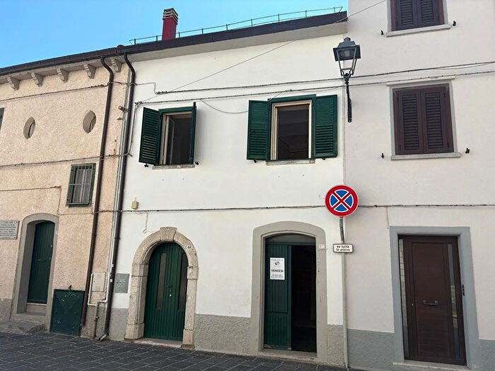 Casa con 6 locali in vendita in Piazza Stanislao Falconi Capracotta Isernia, Capracotta