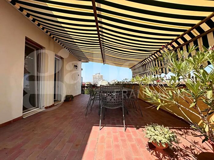Appartamento con 5 locali in vendita in Via del Giordano, Cremona