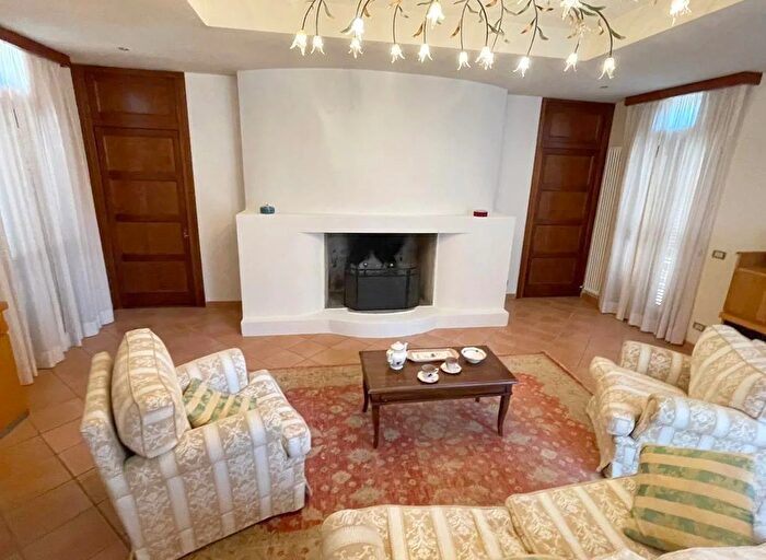 Casa con 10 locali in vendita in Siena